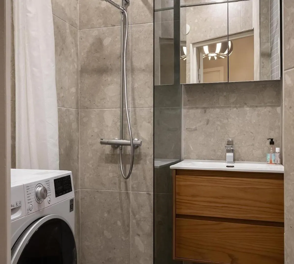 Upea Kolmio Etu-Toeoeloessae Apartment Helsinki Finland